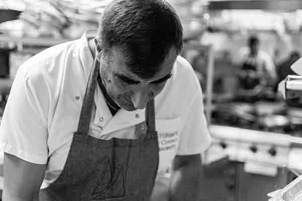 Lo chef del Ristorante La Cambusa al lavoro in cucina